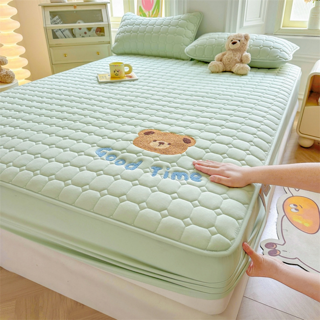 91家纺网 家纺一手货源 找家纺 （总）雯豆家纺 2025新品刺绣款毛巾绣夹棉床笠三件套纯色素色床护垫保护套