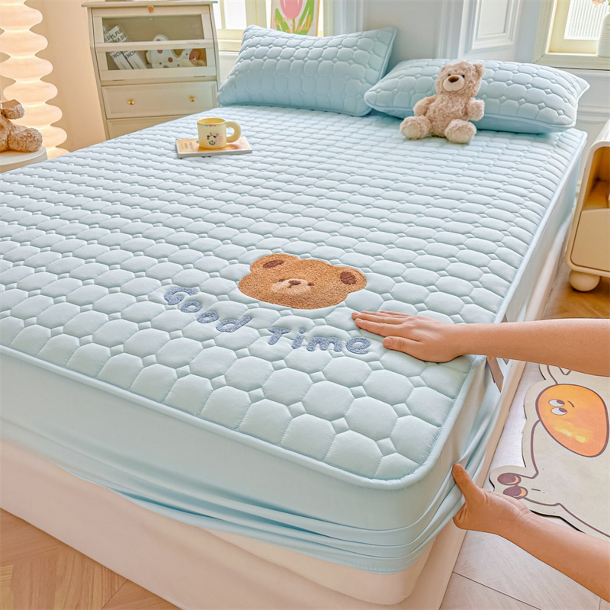 雯豆家纺 2025新品刺绣款毛巾绣夹棉床笠三件套纯色素色床护垫保护套 笨笨熊-淡水蓝