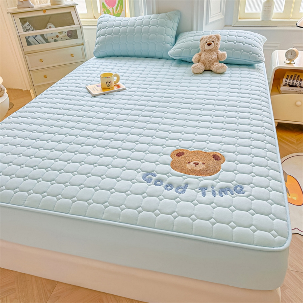 91家纺网 家纺一手货源 找家纺 雯豆家纺 2025新品刺绣款毛巾绣夹棉床笠三件套纯色素色床护垫保护套 笨笨熊-淡水蓝