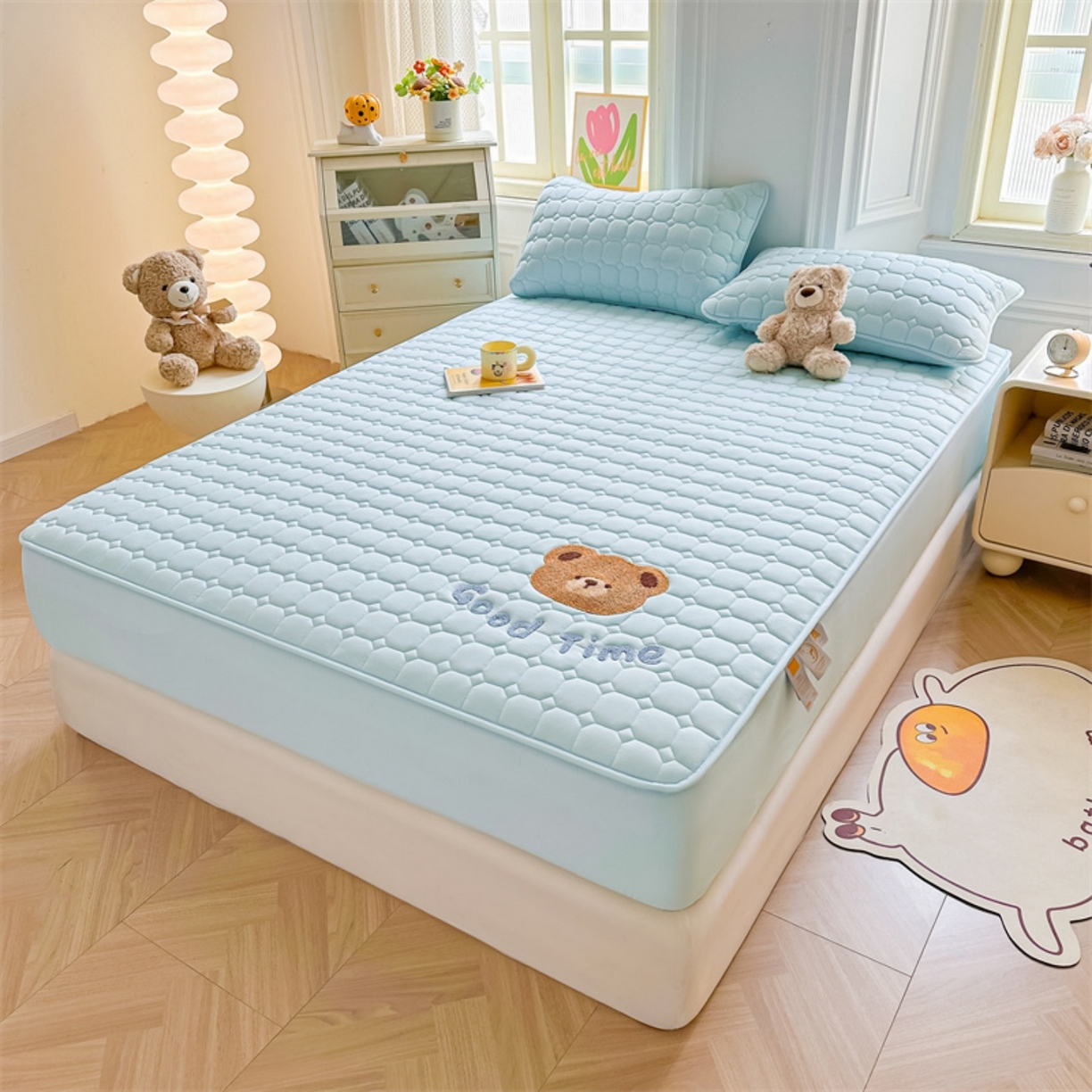 91家纺网 家纺一手货源 找家纺 雯豆家纺 2025新品刺绣款毛巾绣夹棉床笠三件套纯色素色床护垫保护套 笨笨熊-淡水蓝