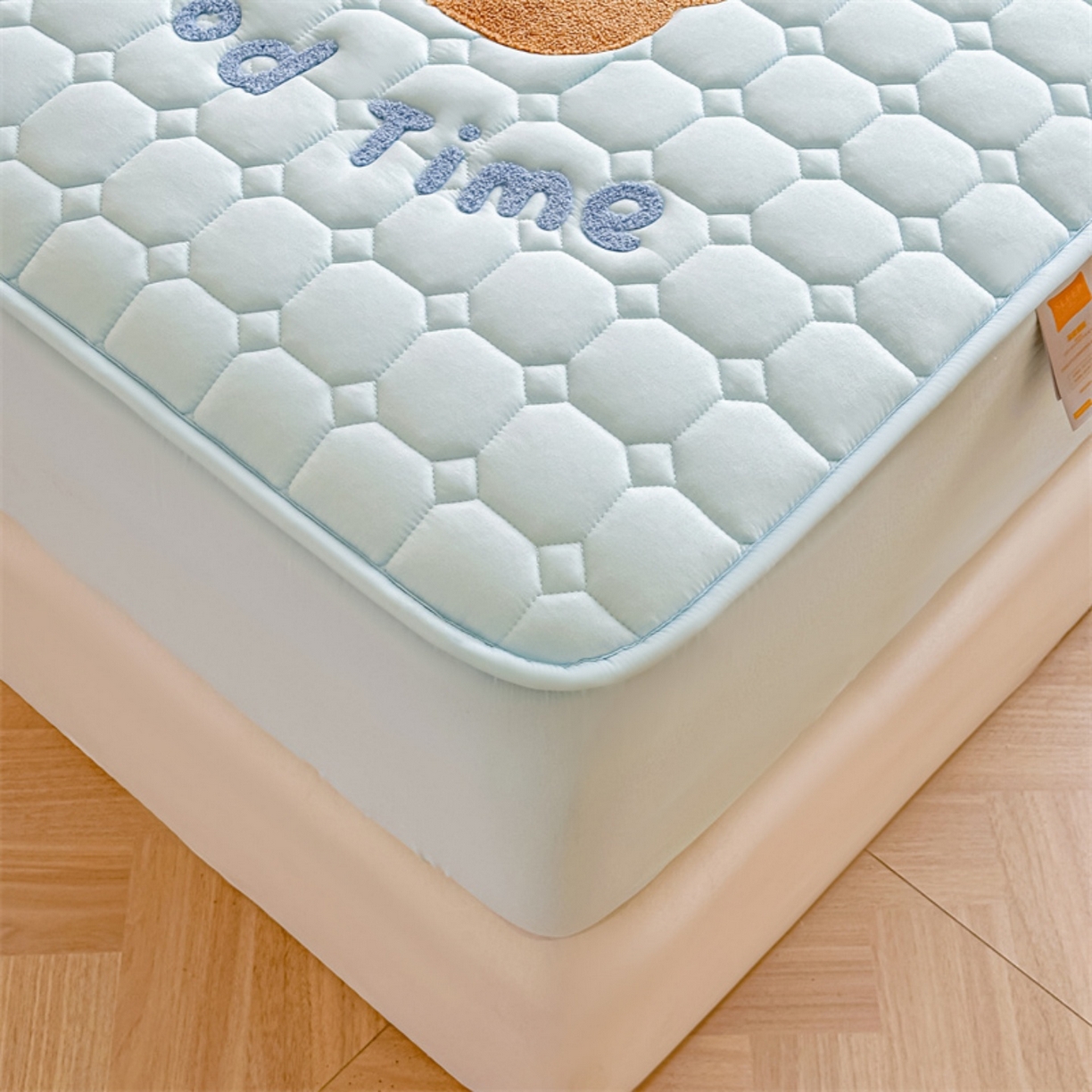 91家纺网 家纺一手货源 找家纺 雯豆家纺 2025新品刺绣款毛巾绣夹棉床笠三件套纯色素色床护垫保护套 笨笨熊-淡水蓝