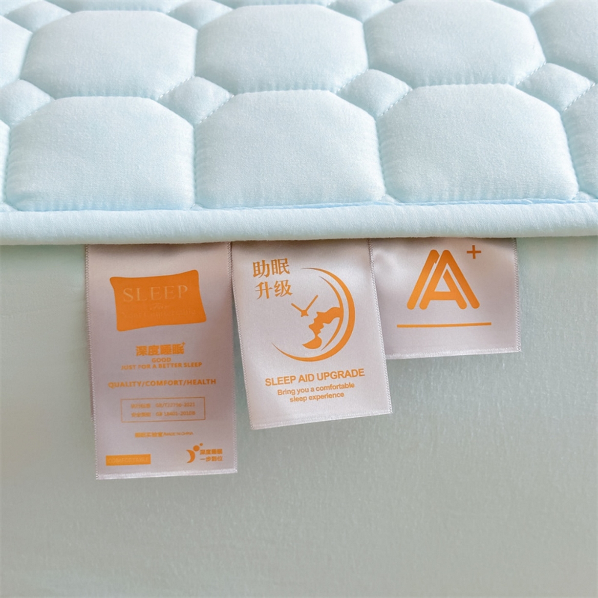 91家纺网 家纺一手货源 找家纺 雯豆家纺 2025新品刺绣款毛巾绣夹棉床笠三件套纯色素色床护垫保护套 笨笨熊-淡水蓝