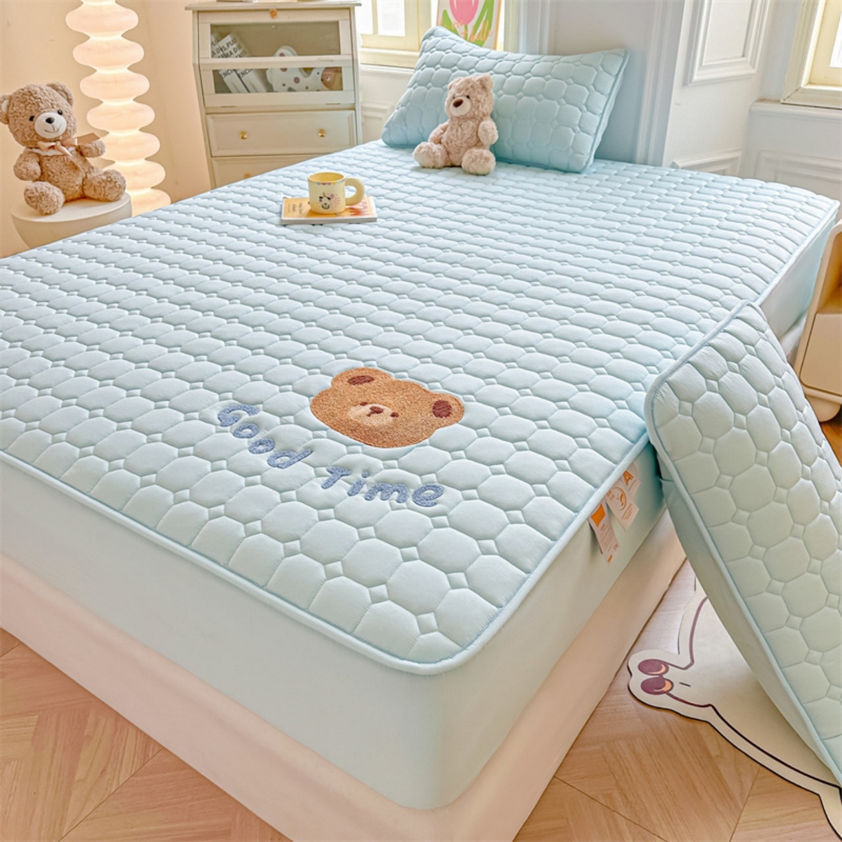 91家纺网 家纺一手货源 找家纺 雯豆家纺 2025新品刺绣款毛巾绣夹棉床笠三件套纯色素色床护垫保护套 笨笨熊-淡水蓝