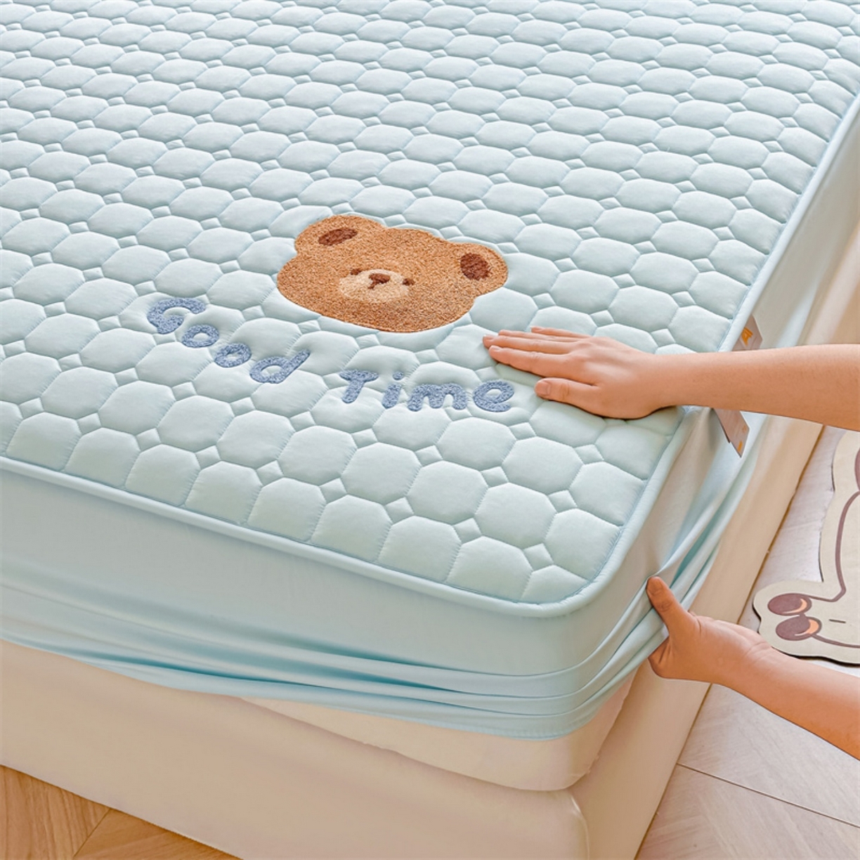 91家纺网 家纺一手货源 找家纺 雯豆家纺 2025新品刺绣款毛巾绣夹棉床笠三件套纯色素色床护垫保护套 笨笨熊-淡水蓝