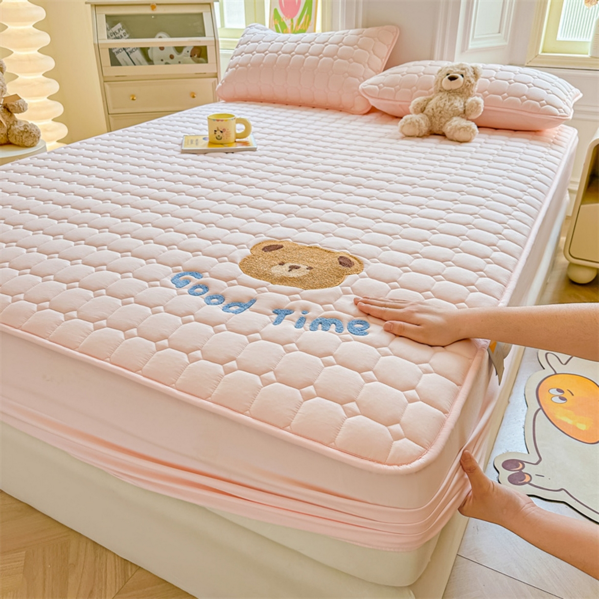 雯豆家纺 2025新品刺绣款毛巾绣夹棉床笠三件套纯色素色床护垫保护套 笨笨熊-密合粉