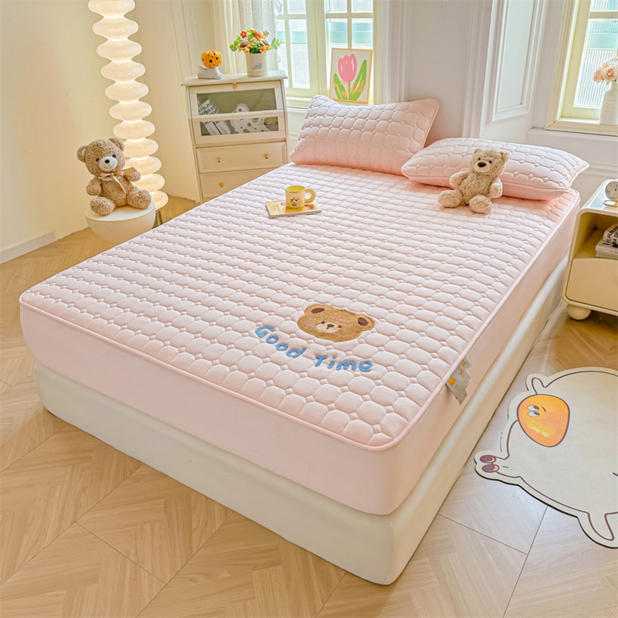 91家纺网 家纺一手货源 找家纺 雯豆家纺 2025新品刺绣款毛巾绣夹棉床笠三件套纯色素色床护垫保护套 笨笨熊-密合粉