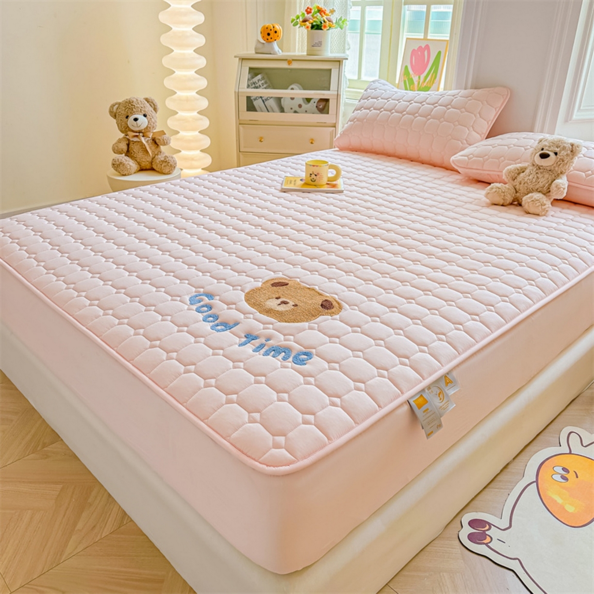 91家纺网 家纺一手货源 找家纺 雯豆家纺 2025新品刺绣款毛巾绣夹棉床笠三件套纯色素色床护垫保护套 笨笨熊-密合粉