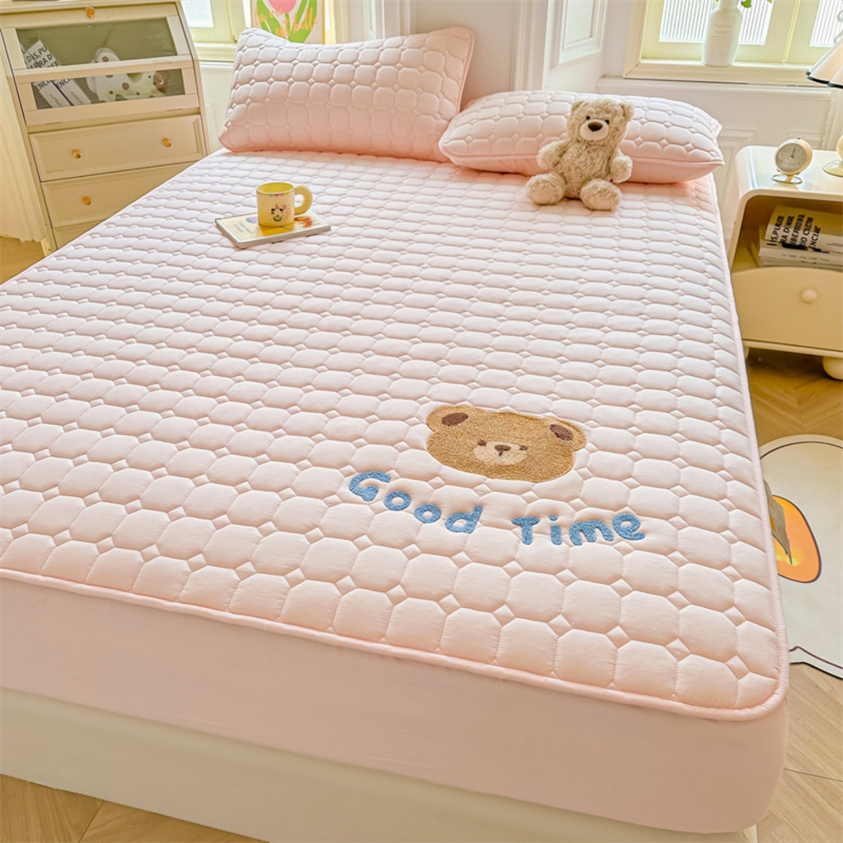 91家纺网 家纺一手货源 找家纺 雯豆家纺 2025新品刺绣款毛巾绣夹棉床笠三件套纯色素色床护垫保护套 笨笨熊-密合粉