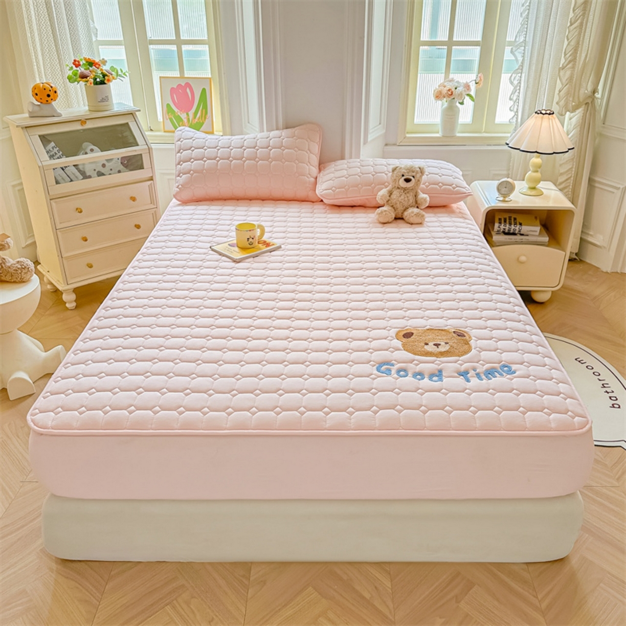 91家纺网 家纺一手货源 找家纺 雯豆家纺 2025新品刺绣款毛巾绣夹棉床笠三件套纯色素色床护垫保护套 笨笨熊-密合粉