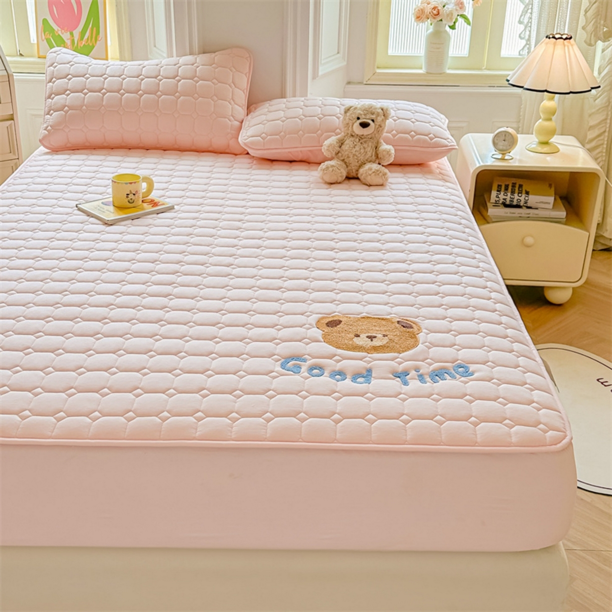 91家纺网 家纺一手货源 找家纺 雯豆家纺 2025新品刺绣款毛巾绣夹棉床笠三件套纯色素色床护垫保护套 笨笨熊-密合粉