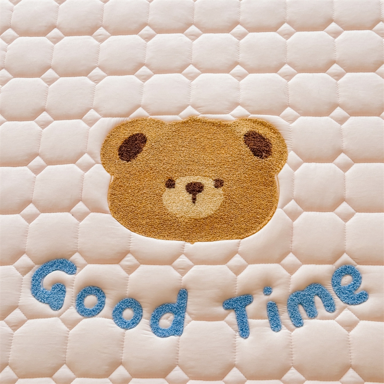 91家纺网 家纺一手货源 找家纺 雯豆家纺 2025新品刺绣款毛巾绣夹棉床笠三件套纯色素色床护垫保护套 笨笨熊-密合粉