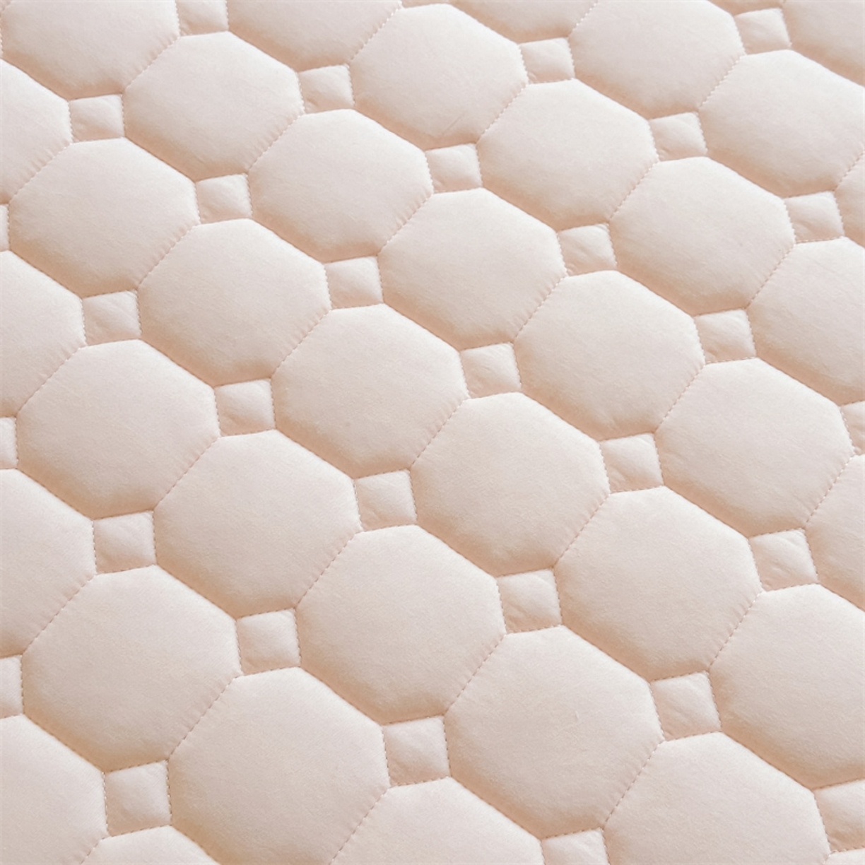 91家纺网 家纺一手货源 找家纺 雯豆家纺 2025新品刺绣款毛巾绣夹棉床笠三件套纯色素色床护垫保护套 笨笨熊-密合粉