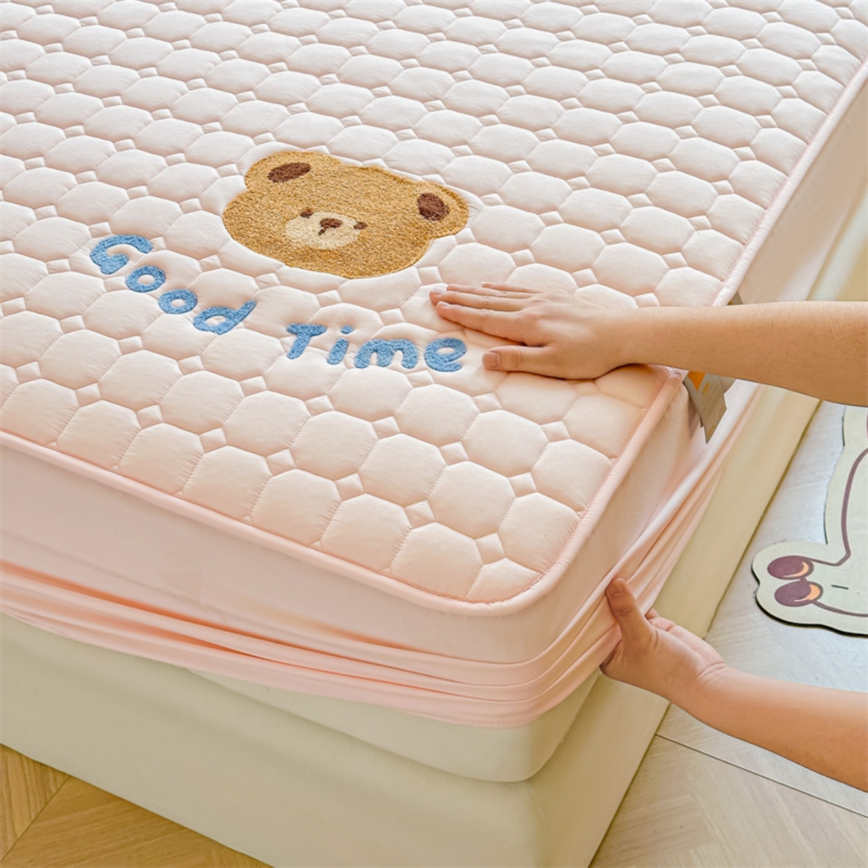 91家纺网 家纺一手货源 找家纺 雯豆家纺 2025新品刺绣款毛巾绣夹棉床笠三件套纯色素色床护垫保护套 笨笨熊-密合粉