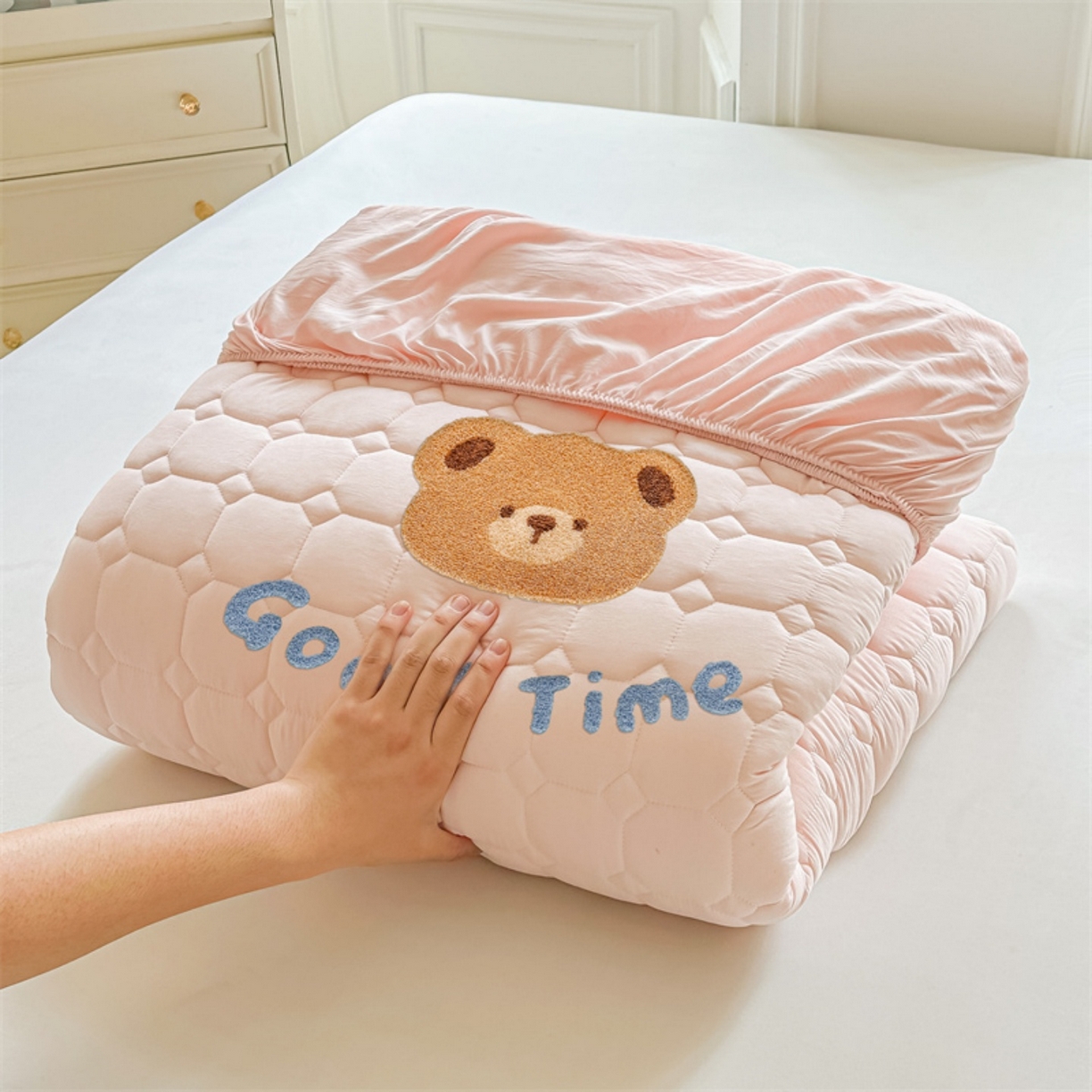 91家纺网 家纺一手货源 找家纺 雯豆家纺 2025新品刺绣款毛巾绣夹棉床笠三件套纯色素色床护垫保护套 笨笨熊-密合粉