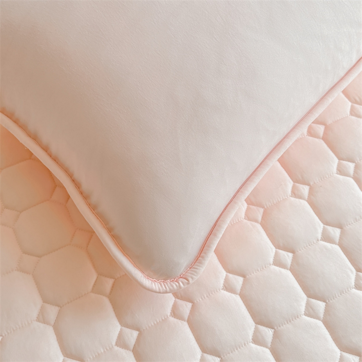 91家纺网 家纺一手货源 找家纺 雯豆家纺 2025新品刺绣款毛巾绣夹棉床笠三件套纯色素色床护垫保护套 笨笨熊-密合粉