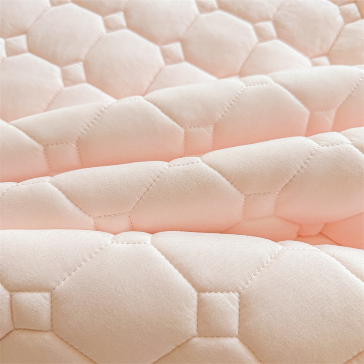 91家纺网 家纺一手货源 找家纺 雯豆家纺 2025新品刺绣款毛巾绣夹棉床笠三件套纯色素色床护垫保护套 笨笨熊-密合粉