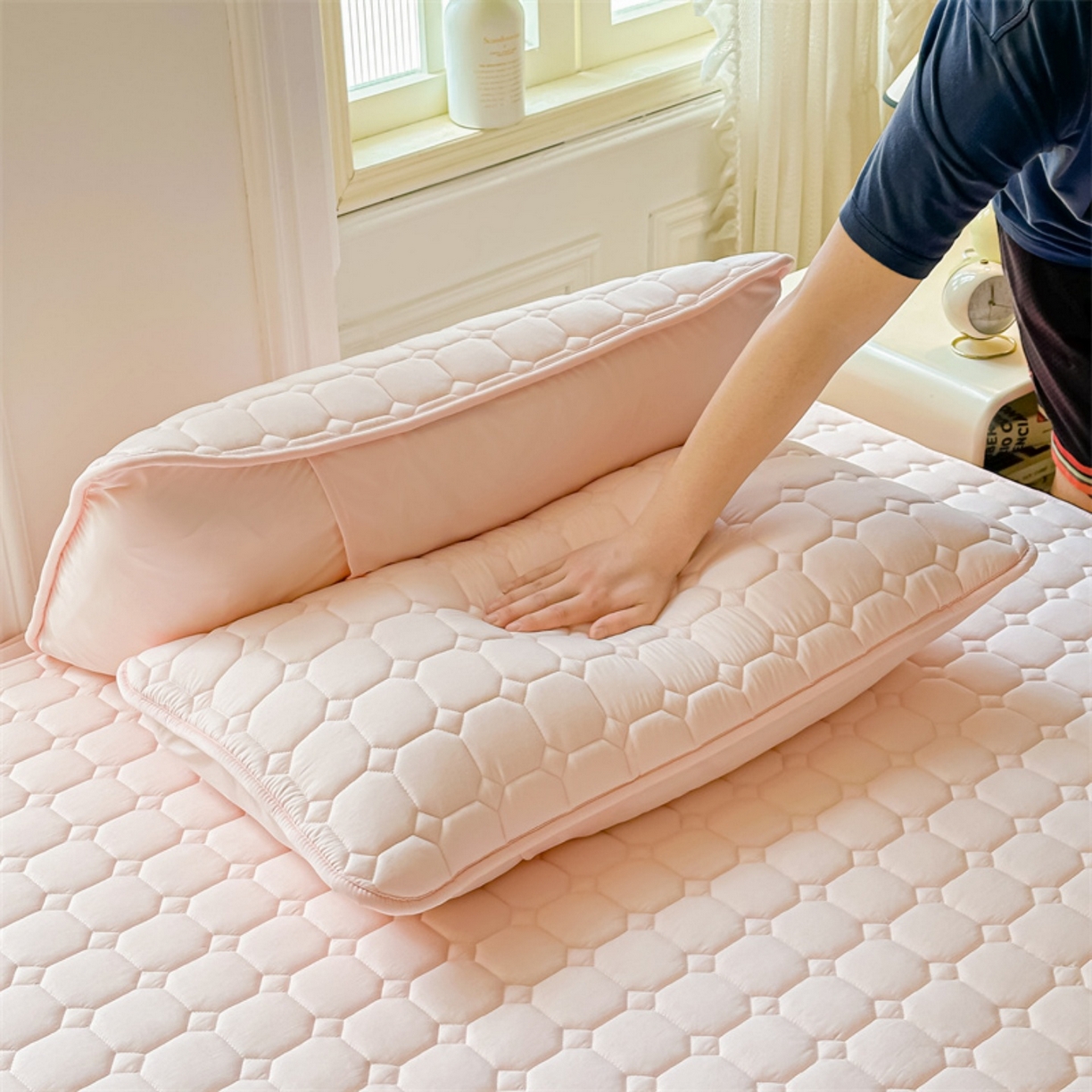 91家纺网 家纺一手货源 找家纺 雯豆家纺 2025新品刺绣款毛巾绣夹棉床笠三件套纯色素色床护垫保护套 笨笨熊-密合粉