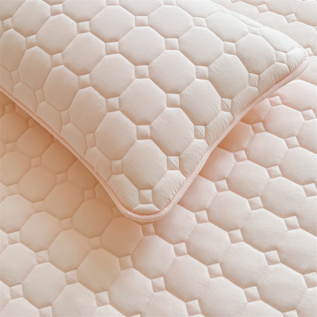 91家纺网 家纺一手货源 找家纺 雯豆家纺 2025新品刺绣款毛巾绣夹棉床笠三件套纯色素色床护垫保护套 笨笨熊-密合粉