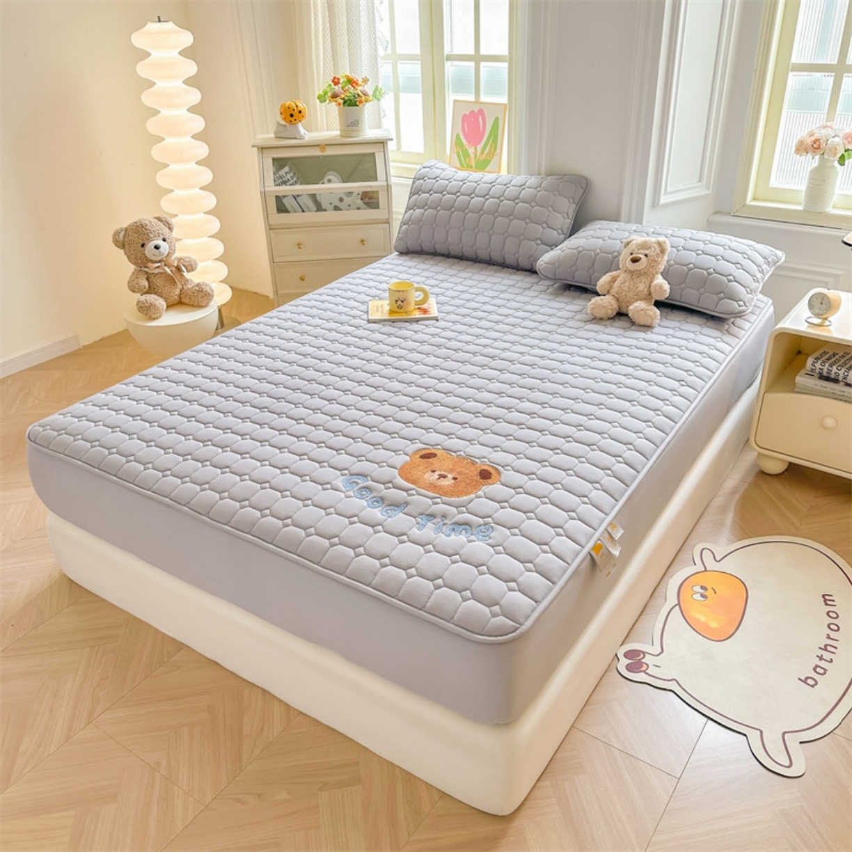 91家纺网 家纺一手货源 找家纺 雯豆家纺 2025新品刺绣款毛巾绣夹棉床笠三件套纯色素色床护垫保护套 笨笨熊-暮云灰