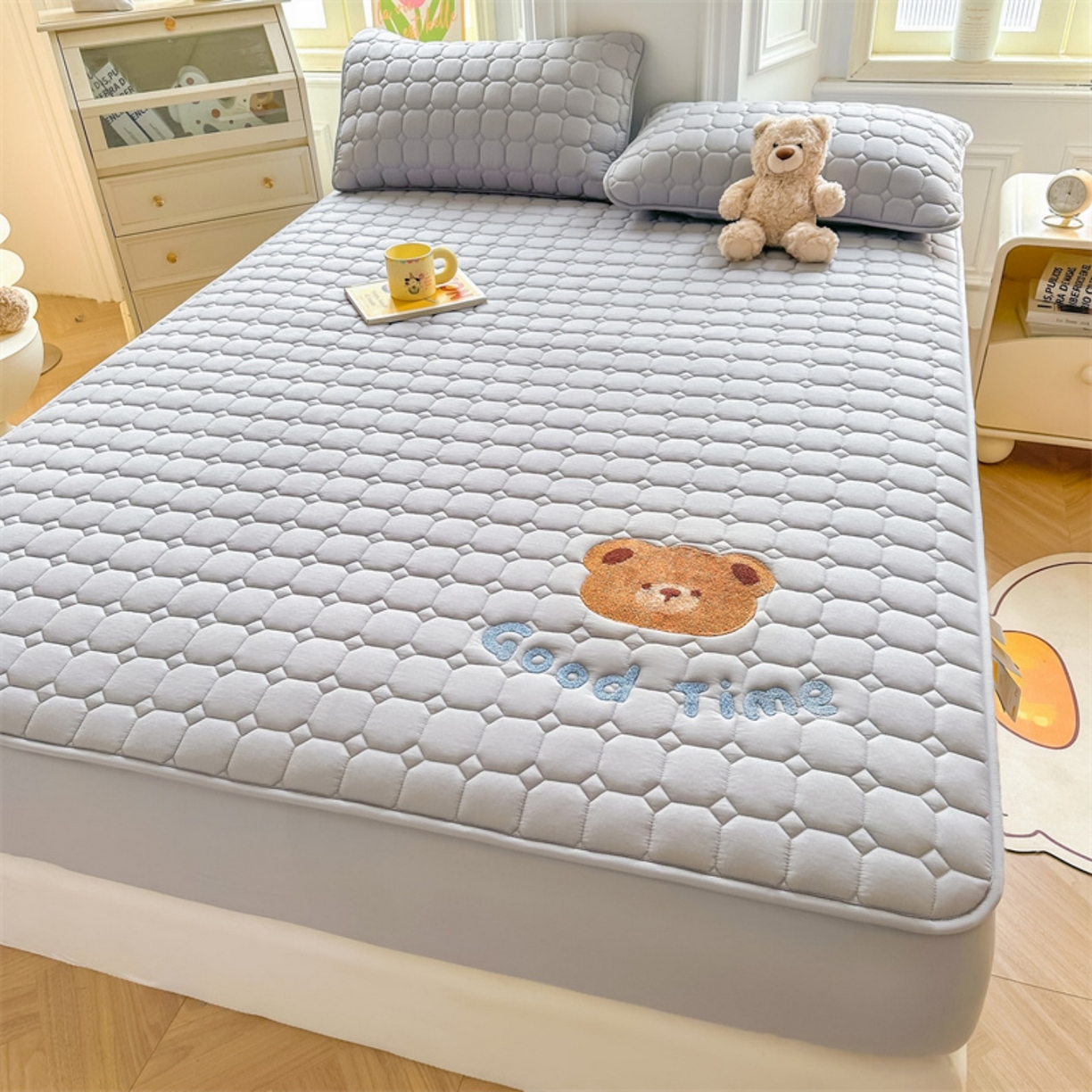 91家纺网 家纺一手货源 找家纺 雯豆家纺 2025新品刺绣款毛巾绣夹棉床笠三件套纯色素色床护垫保护套 笨笨熊-暮云灰