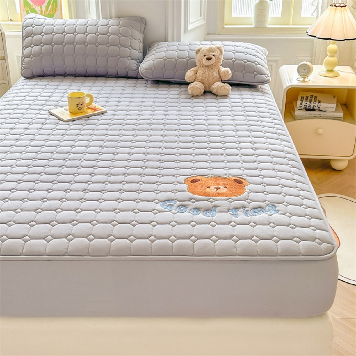 91家纺网 家纺一手货源 找家纺 雯豆家纺 2025新品刺绣款毛巾绣夹棉床笠三件套纯色素色床护垫保护套 笨笨熊-暮云灰