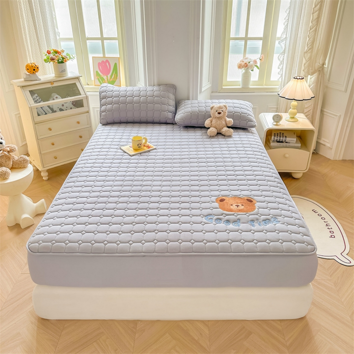 91家纺网 家纺一手货源 找家纺 雯豆家纺 2025新品刺绣款毛巾绣夹棉床笠三件套纯色素色床护垫保护套 笨笨熊-暮云灰