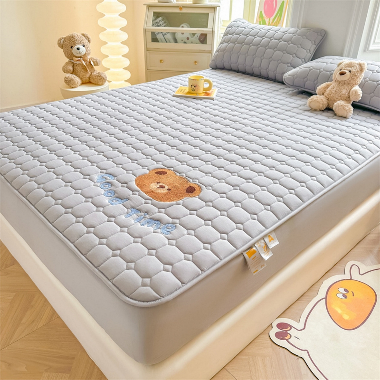 91家纺网 家纺一手货源 找家纺 雯豆家纺 2025新品刺绣款毛巾绣夹棉床笠三件套纯色素色床护垫保护套 笨笨熊-暮云灰