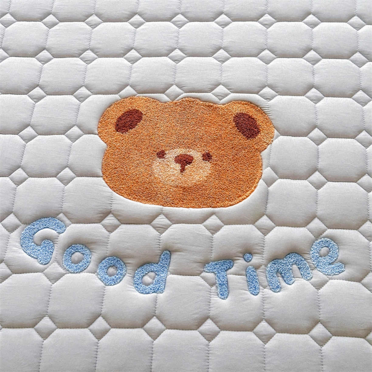 91家纺网 家纺一手货源 找家纺 雯豆家纺 2025新品刺绣款毛巾绣夹棉床笠三件套纯色素色床护垫保护套 笨笨熊-暮云灰