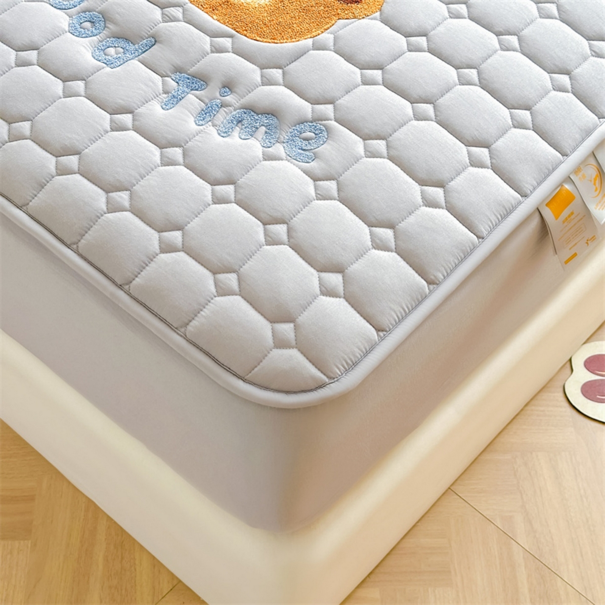 91家纺网 家纺一手货源 找家纺 雯豆家纺 2025新品刺绣款毛巾绣夹棉床笠三件套纯色素色床护垫保护套 笨笨熊-暮云灰