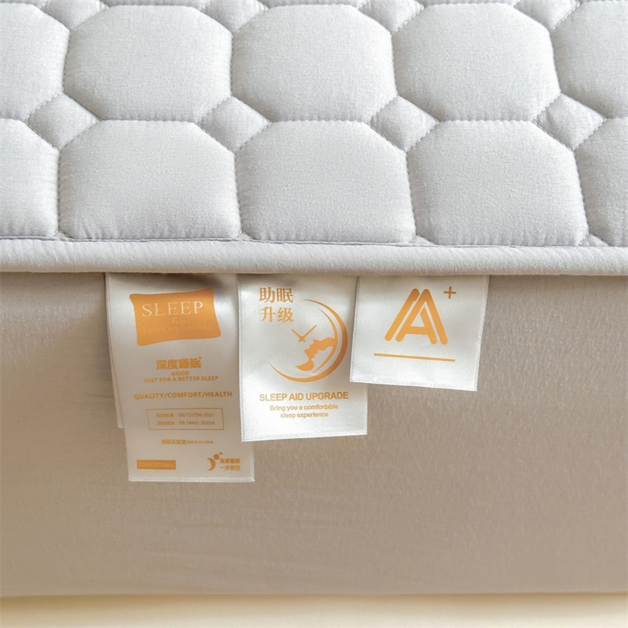 91家纺网 家纺一手货源 找家纺 雯豆家纺 2025新品刺绣款毛巾绣夹棉床笠三件套纯色素色床护垫保护套 笨笨熊-暮云灰