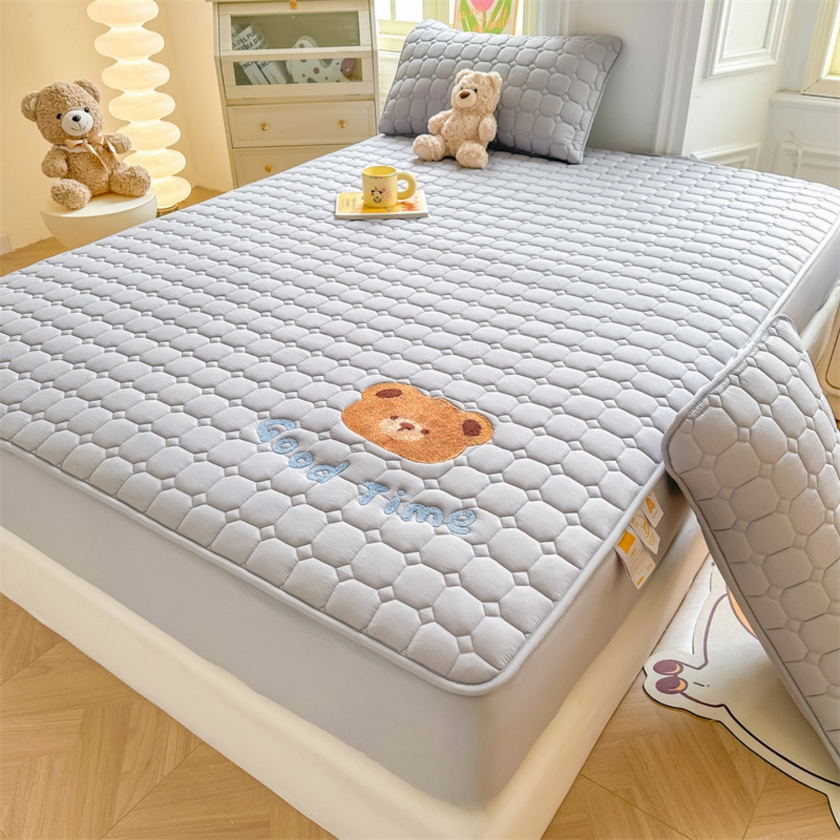 91家纺网 家纺一手货源 找家纺 雯豆家纺 2025新品刺绣款毛巾绣夹棉床笠三件套纯色素色床护垫保护套 笨笨熊-暮云灰