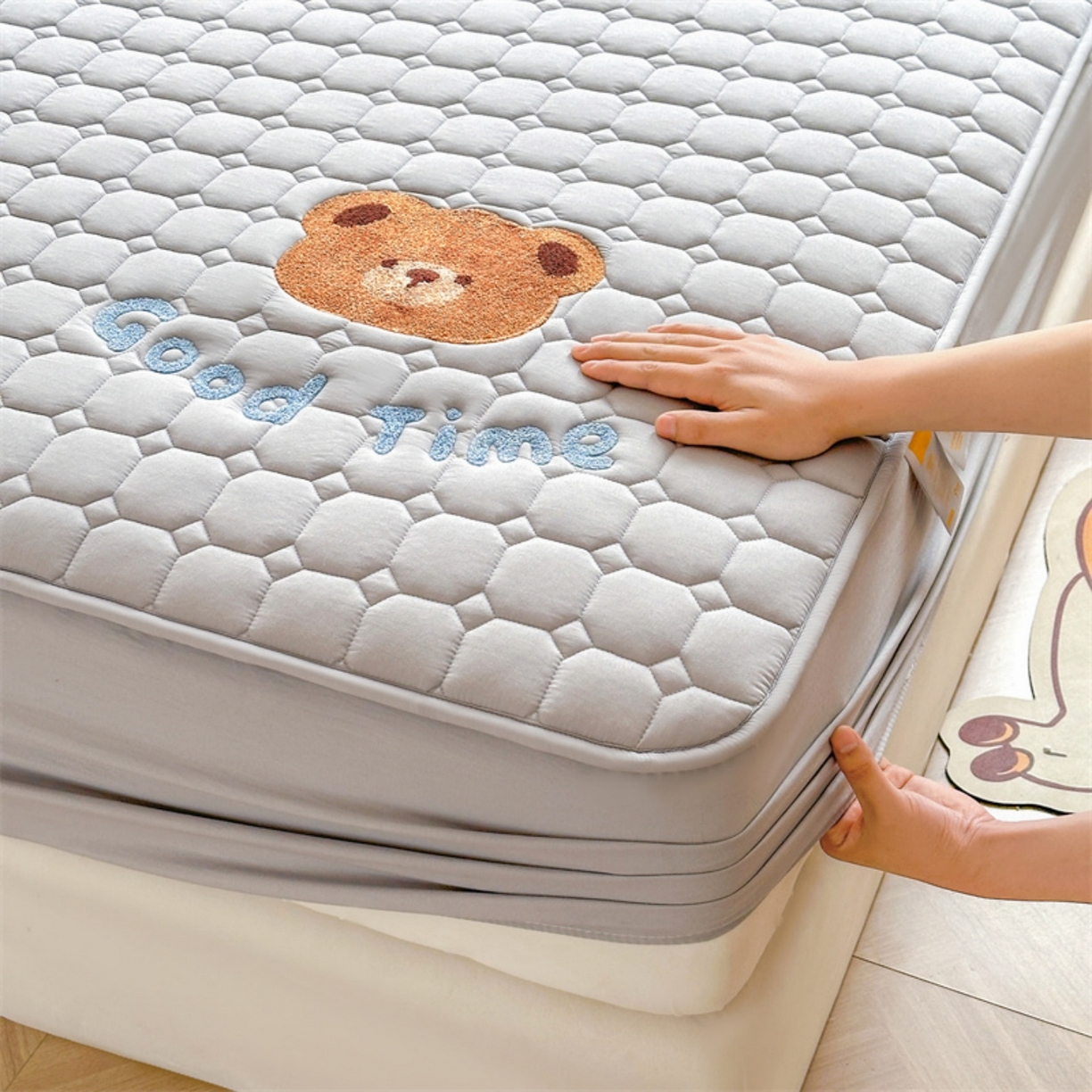 91家纺网 家纺一手货源 找家纺 雯豆家纺 2025新品刺绣款毛巾绣夹棉床笠三件套纯色素色床护垫保护套 笨笨熊-暮云灰