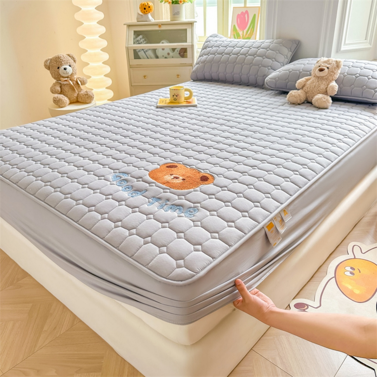 91家纺网 家纺一手货源 找家纺 雯豆家纺 2025新品刺绣款毛巾绣夹棉床笠三件套纯色素色床护垫保护套 笨笨熊-暮云灰