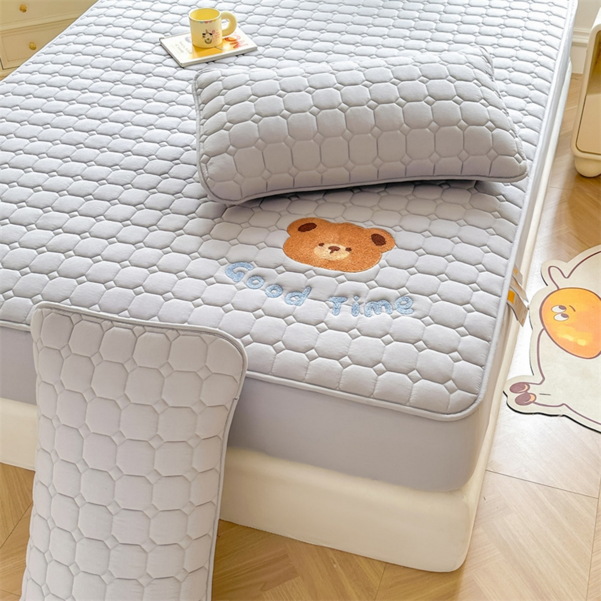 91家纺网 家纺一手货源 找家纺 雯豆家纺 2025新品刺绣款毛巾绣夹棉床笠三件套纯色素色床护垫保护套 笨笨熊-暮云灰