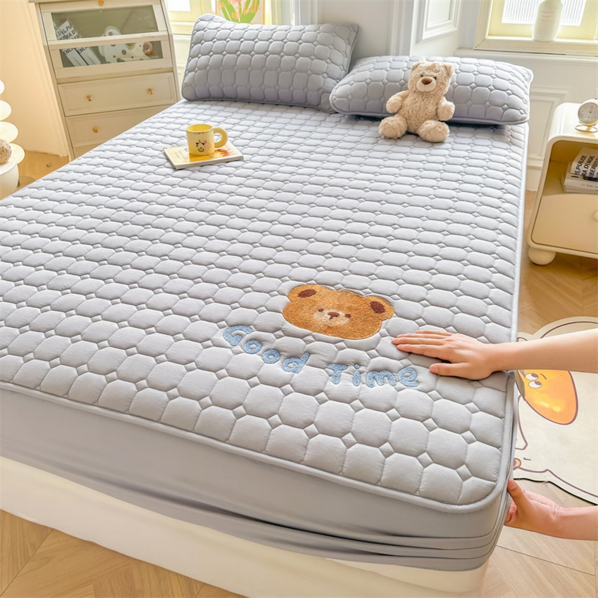 91家纺网 家纺一手货源 找家纺 雯豆家纺 2025新品刺绣款毛巾绣夹棉床笠三件套纯色素色床护垫保护套 笨笨熊-暮云灰