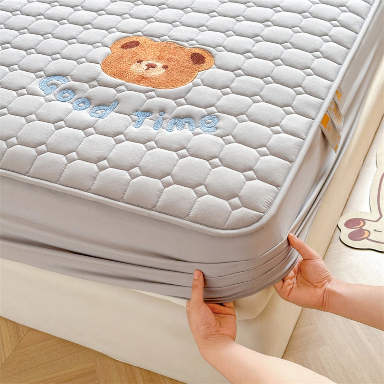 91家纺网 家纺一手货源 找家纺 雯豆家纺 2025新品刺绣款毛巾绣夹棉床笠三件套纯色素色床护垫保护套 笨笨熊-暮云灰