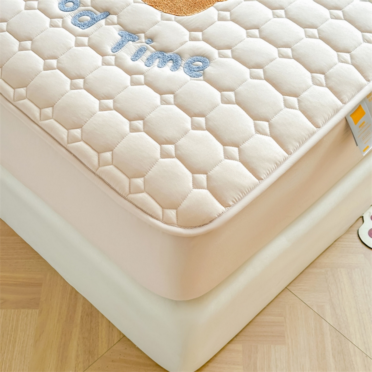 91家纺网 家纺一手货源 找家纺 雯豆家纺 2025新品刺绣款毛巾绣夹棉床笠三件套纯色素色床护垫保护套 笨笨熊-奶咖