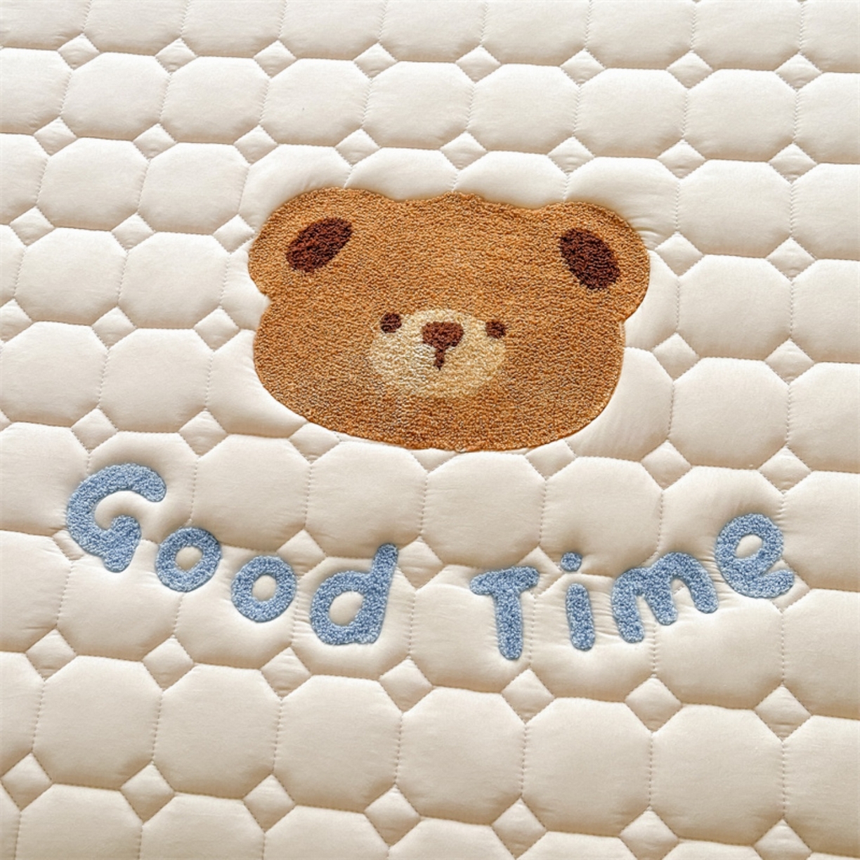 91家纺网 家纺一手货源 找家纺 雯豆家纺 2025新品刺绣款毛巾绣夹棉床笠三件套纯色素色床护垫保护套 笨笨熊-奶咖