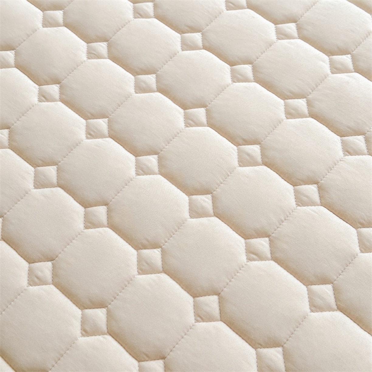 91家纺网 家纺一手货源 找家纺 雯豆家纺 2025新品刺绣款毛巾绣夹棉床笠三件套纯色素色床护垫保护套 笨笨熊-奶咖