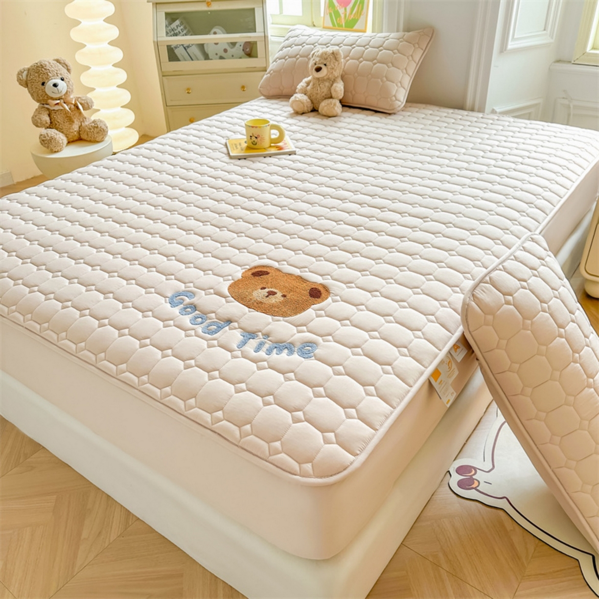 91家纺网 家纺一手货源 找家纺 雯豆家纺 2025新品刺绣款毛巾绣夹棉床笠三件套纯色素色床护垫保护套 笨笨熊-奶咖