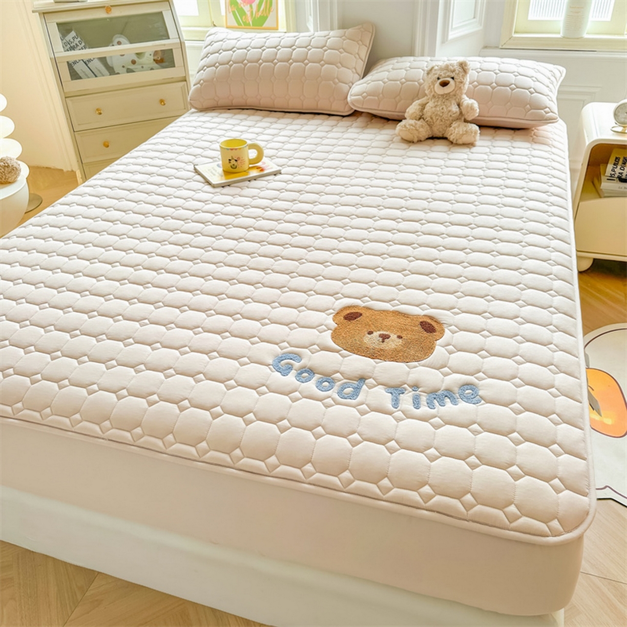 91家纺网 家纺一手货源 找家纺 雯豆家纺 2025新品刺绣款毛巾绣夹棉床笠三件套纯色素色床护垫保护套 笨笨熊-奶咖