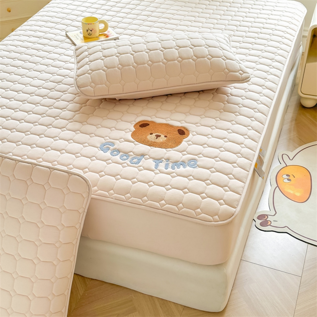 91家纺网 家纺一手货源 找家纺 雯豆家纺 2025新品刺绣款毛巾绣夹棉床笠三件套纯色素色床护垫保护套 笨笨熊-奶咖