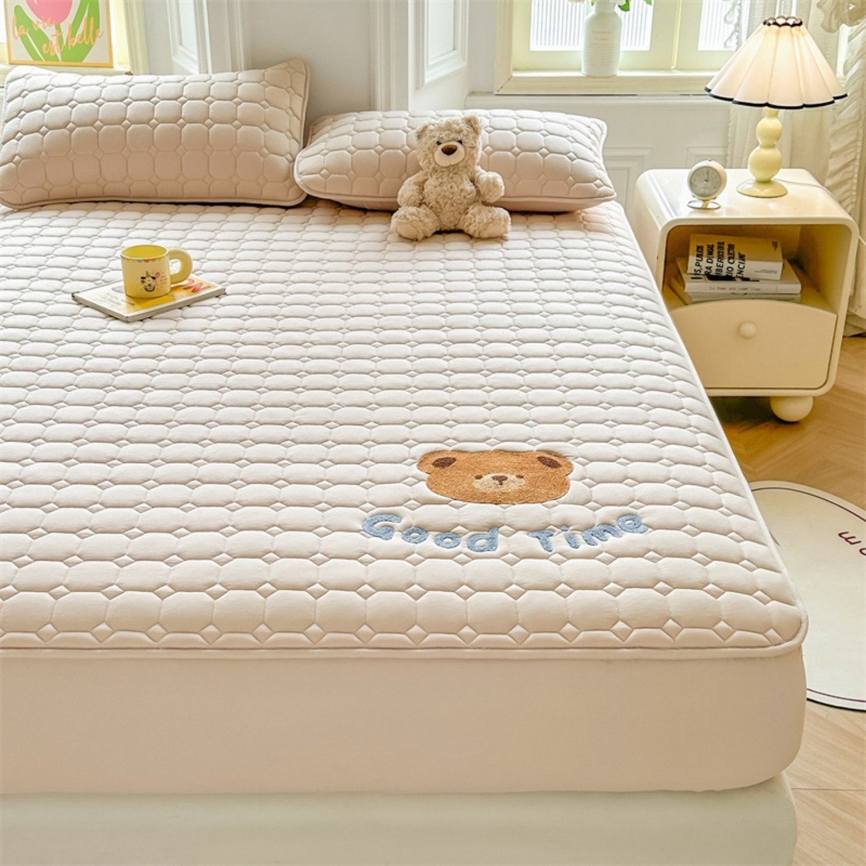 91家纺网 家纺一手货源 找家纺 雯豆家纺 2025新品刺绣款毛巾绣夹棉床笠三件套纯色素色床护垫保护套 笨笨熊-奶咖