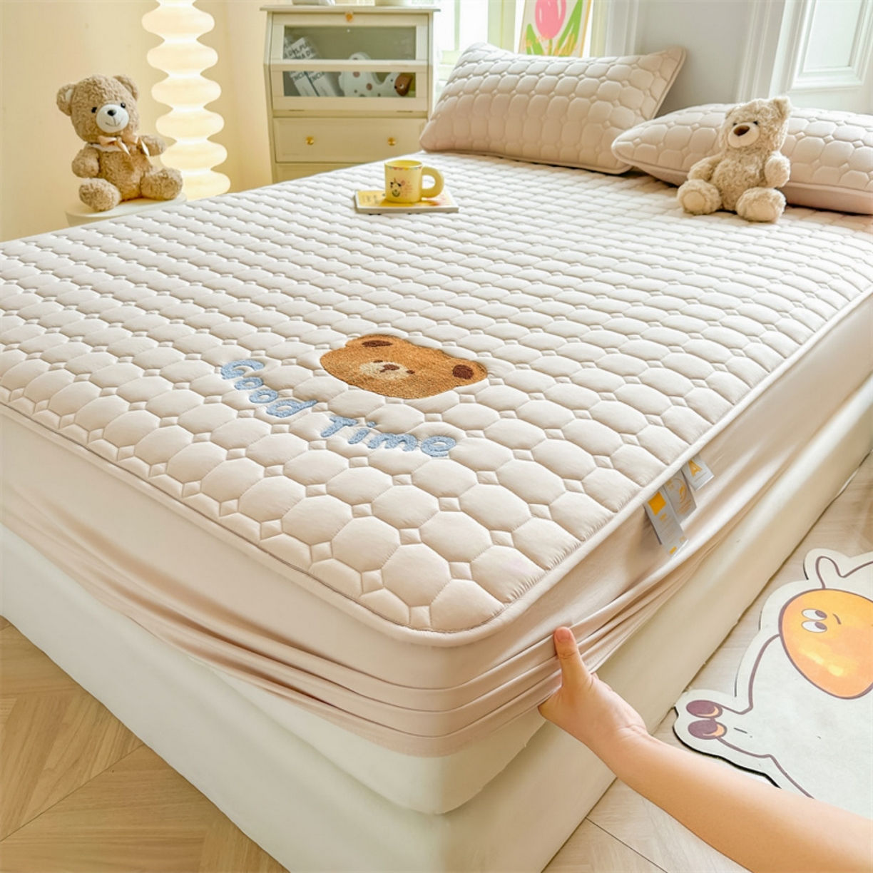 91家纺网 家纺一手货源 找家纺 雯豆家纺 2025新品刺绣款毛巾绣夹棉床笠三件套纯色素色床护垫保护套 笨笨熊-奶咖