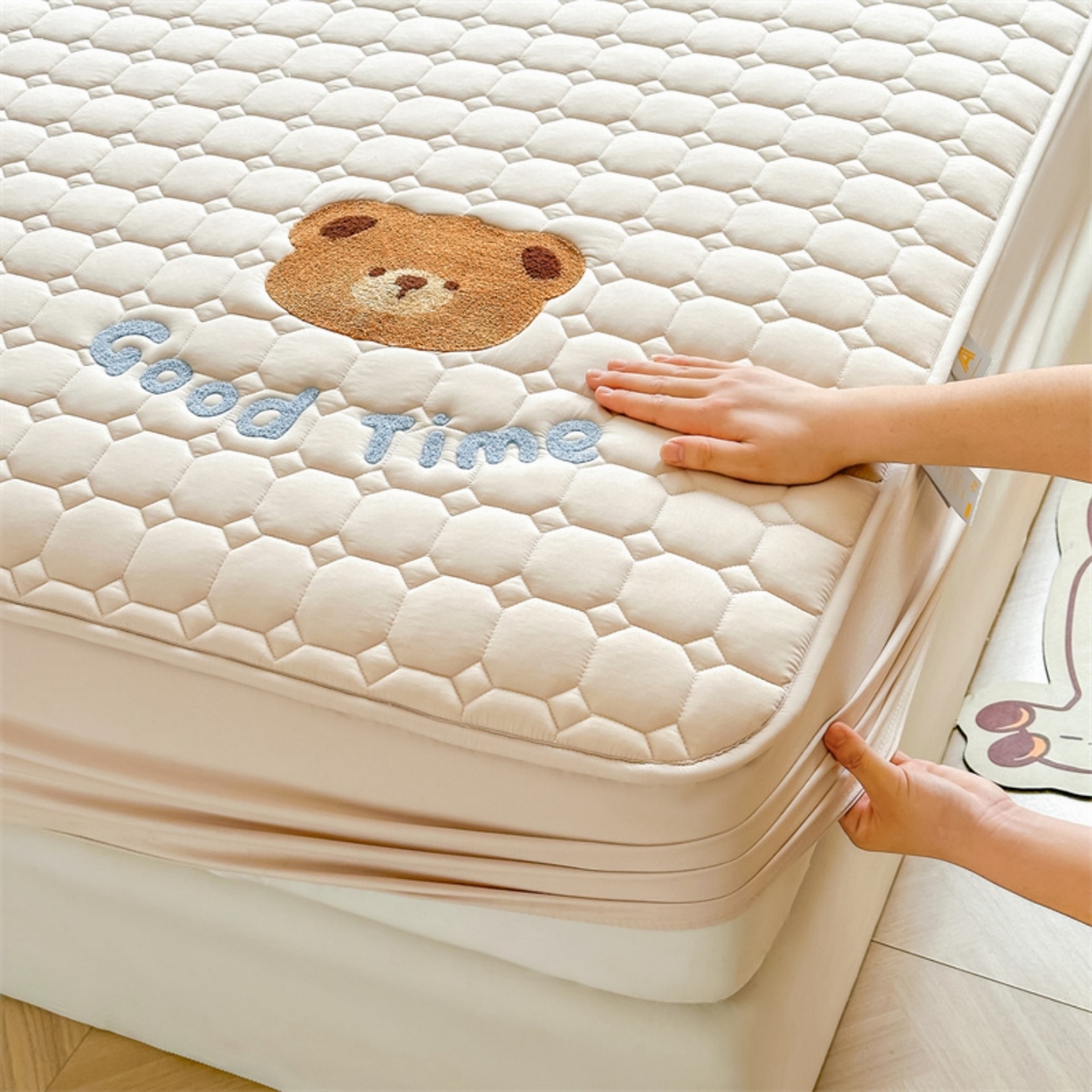 91家纺网 家纺一手货源 找家纺 雯豆家纺 2025新品刺绣款毛巾绣夹棉床笠三件套纯色素色床护垫保护套 笨笨熊-奶咖