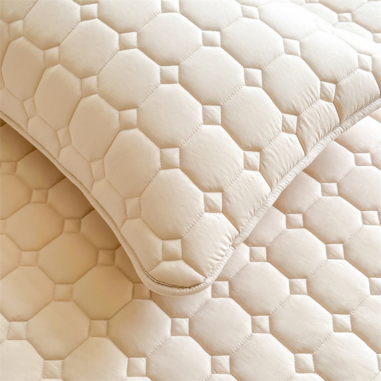 91家纺网 家纺一手货源 找家纺 雯豆家纺 2025新品刺绣款毛巾绣夹棉床笠三件套纯色素色床护垫保护套 笨笨熊-奶咖