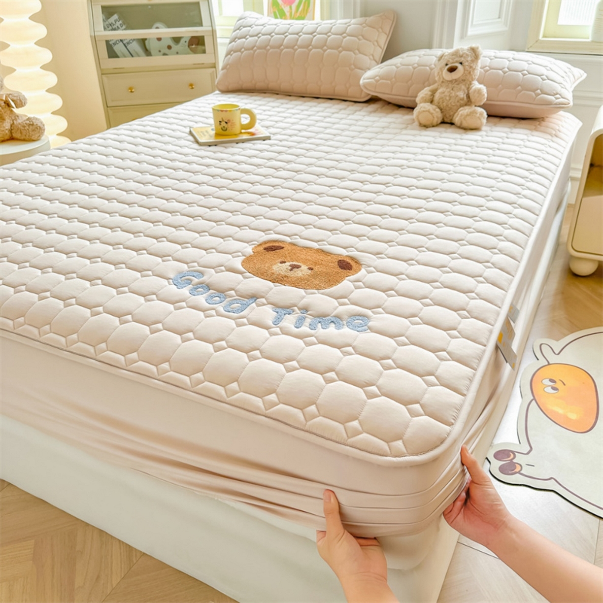 91家纺网 家纺一手货源 找家纺 雯豆家纺 2025新品刺绣款毛巾绣夹棉床笠三件套纯色素色床护垫保护套 笨笨熊-奶咖