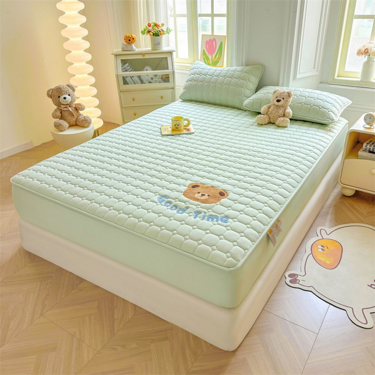 91家纺网 家纺一手货源 找家纺 雯豆家纺 2025新品刺绣款毛巾绣夹棉床笠三件套纯色素色床护垫保护套 笨笨熊-清雅绿