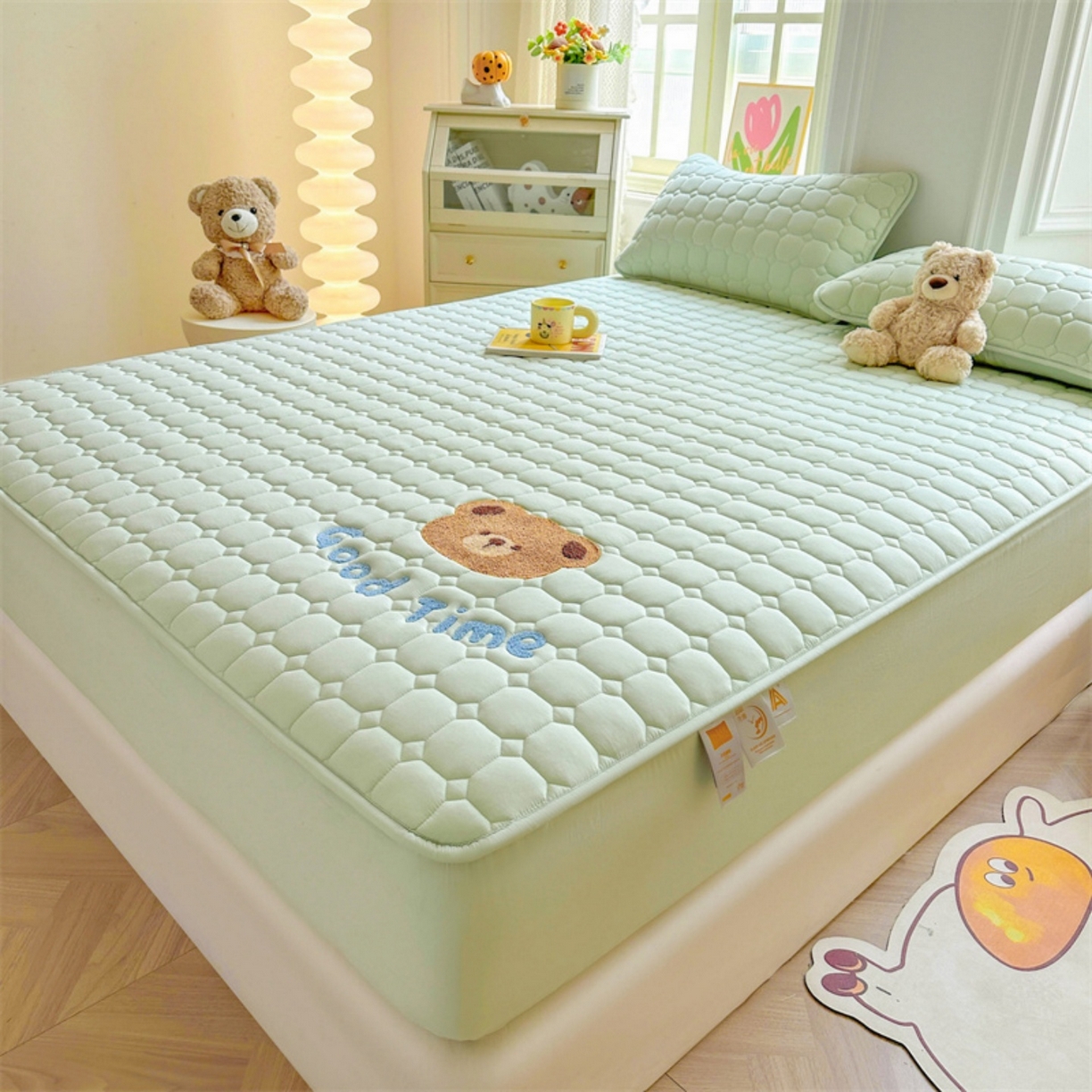 91家纺网 家纺一手货源 找家纺 雯豆家纺 2025新品刺绣款毛巾绣夹棉床笠三件套纯色素色床护垫保护套 笨笨熊-清雅绿