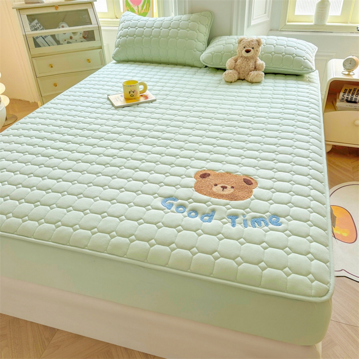 91家纺网 家纺一手货源 找家纺 雯豆家纺 2025新品刺绣款毛巾绣夹棉床笠三件套纯色素色床护垫保护套 笨笨熊-清雅绿